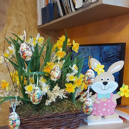 Tavaszi, húsvéti dekoráció a festékboltban